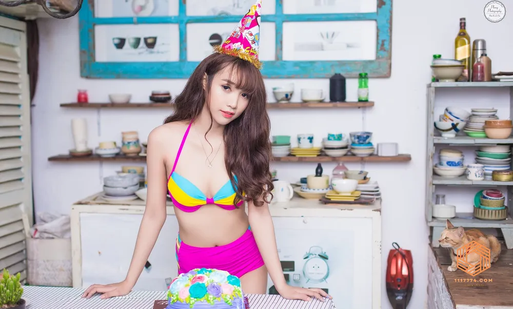 Ảnh gái Nhật mặc bikini trong lễ sinh nhật 